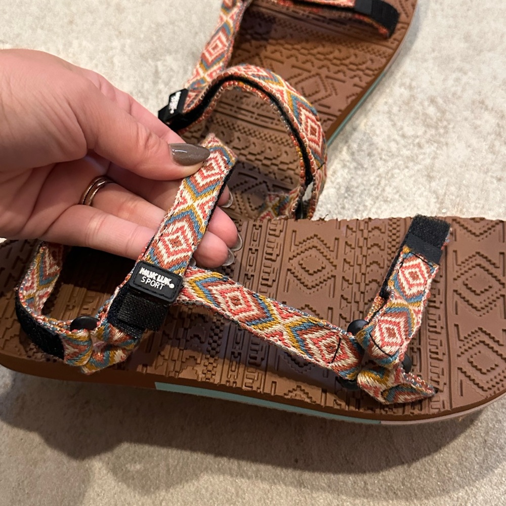 Women’s Muk Luk Sport Pink Aztec Print Sandals Sz 10 NWOB - Picture 3 of 3
